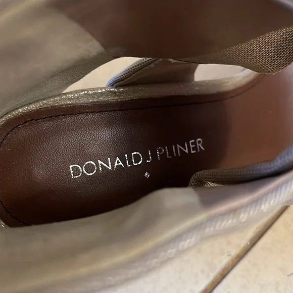 NEW Donald J. Pliner Tilly Gold Shimmer Leather/Fabric Sandal 3.5" Heel 8.5M - Picture 4 of 10